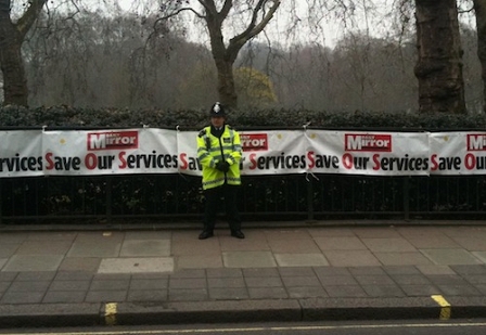 © Robert Rotifer Polizist vor Transparent "Save Our Services"
